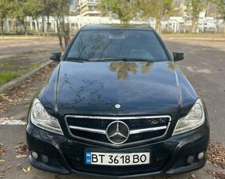 Черный Мерседес Ц-Класс, объемом двигателя 2.14 л и пробегом 205 тыс. км за 10500 $, фото 1 на Automoto.ua
