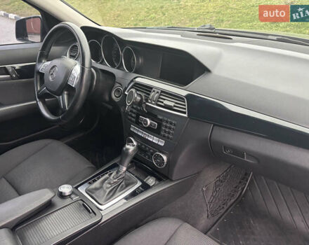 Черный Мерседес Ц-Класс, объемом двигателя 2.14 л и пробегом 195 тыс. км за 15000 $, фото 15 на Automoto.ua