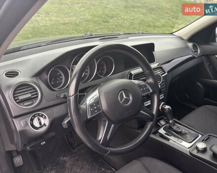 Черный Мерседес Ц-Класс, объемом двигателя 2.14 л и пробегом 195 тыс. км за 15000 $, фото 8 на Automoto.ua