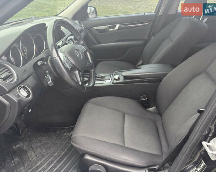 Черный Мерседес Ц-Класс, объемом двигателя 2.14 л и пробегом 195 тыс. км за 15000 $, фото 9 на Automoto.ua