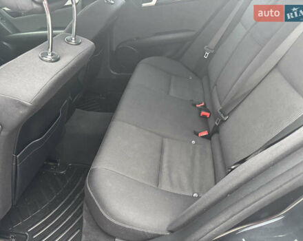 Черный Мерседес Ц-Класс, объемом двигателя 2.14 л и пробегом 195 тыс. км за 15000 $, фото 6 на Automoto.ua