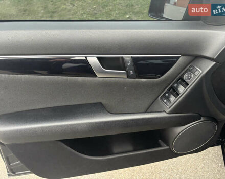 Черный Мерседес Ц-Класс, объемом двигателя 2.14 л и пробегом 195 тыс. км за 15000 $, фото 10 на Automoto.ua