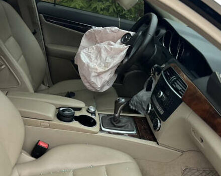 Черный Мерседес Ц-Класс, объемом двигателя 1.8 л и пробегом 189 тыс. км за 5100 $, фото 7 на Automoto.ua