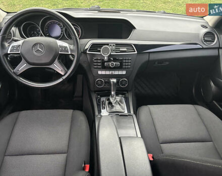 Черный Мерседес Ц-Класс, объемом двигателя 2.14 л и пробегом 195 тыс. км за 15000 $, фото 16 на Automoto.ua