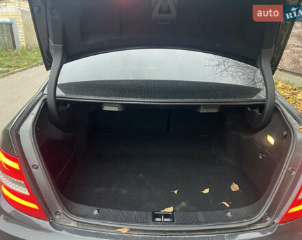 Черный Мерседес Ц-Класс, объемом двигателя 2.2 л и пробегом 196 тыс. км за 12800 $, фото 12 на Automoto.ua