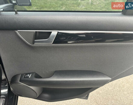 Черный Мерседес Ц-Класс, объемом двигателя 2.14 л и пробегом 195 тыс. км за 15000 $, фото 11 на Automoto.ua