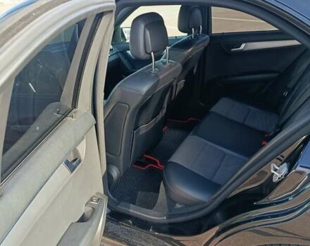 Черный Мерседес Ц-Класс, объемом двигателя 2.14 л и пробегом 213 тыс. км за 13000 $, фото 8 на Automoto.ua