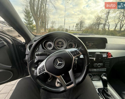 Чорний Мерседес Ц-Клас, об'ємом двигуна 2.15 л та пробігом 225 тис. км за 15200 $, фото 19 на Automoto.ua