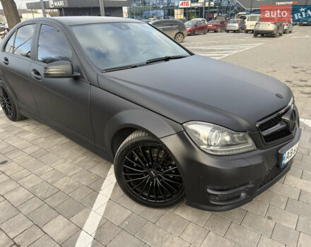 Чорний Мерседес Ц-Клас, об'ємом двигуна 2.15 л та пробігом 225 тис. км за 15200 $, фото 1 на Automoto.ua