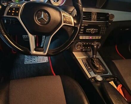 Черный Мерседес Ц-Класс, объемом двигателя 2.14 л и пробегом 213 тыс. км за 13000 $, фото 4 на Automoto.ua