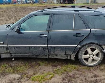 Черный Мерседес Ц-Класс, объемом двигателя 1.8 л и пробегом 330 тыс. км за 800 $, фото 2 на Automoto.ua