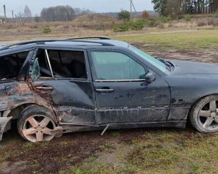 Черный Мерседес Ц-Класс, объемом двигателя 1.8 л и пробегом 330 тыс. км за 800 $, фото 1 на Automoto.ua