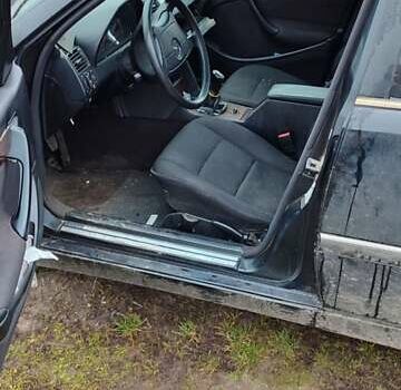 Черный Мерседес Ц-Класс, объемом двигателя 1.8 л и пробегом 330 тыс. км за 800 $, фото 4 на Automoto.ua