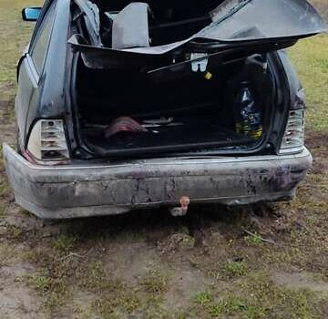 Черный Мерседес Ц-Класс, объемом двигателя 1.8 л и пробегом 330 тыс. км за 800 $, фото 3 на Automoto.ua