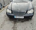 Черный Мерседес Ц-Класс, объемом двигателя 2.2 л и пробегом 322 тыс. км за 5500 $, фото 1 на Automoto.ua