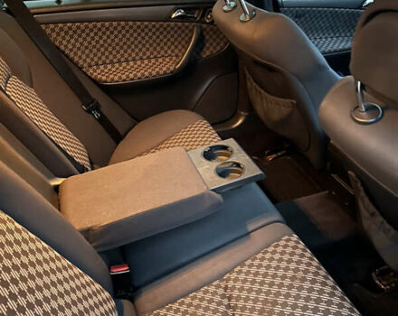 Чорний Мерседес Ц-Клас, об'ємом двигуна 2.69 л та пробігом 360 тис. км за 3750 $, фото 19 на Automoto.ua