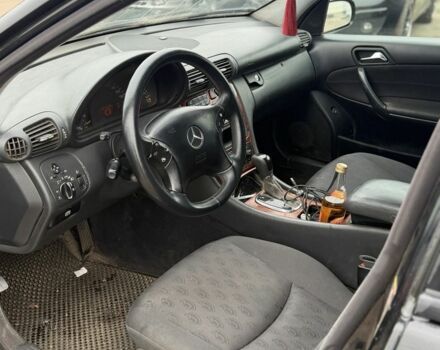 Черный Мерседес Ц-Класс, объемом двигателя 2.2 л и пробегом 350 тыс. км за 1325 $, фото 4 на Automoto.ua