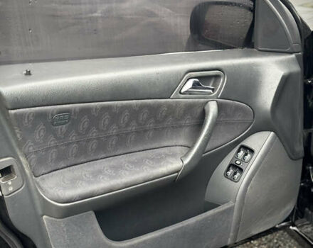 Черный Мерседес Ц-Класс, объемом двигателя 1.8 л и пробегом 165 тыс. км за 3999 $, фото 12 на Automoto.ua