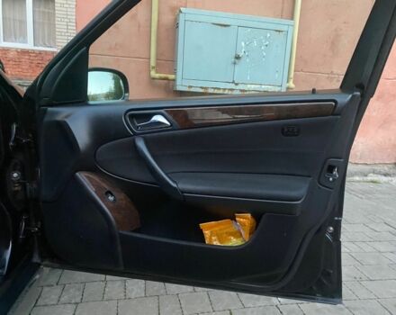 Черный Мерседес Ц-Класс, объемом двигателя 1.8 л и пробегом 244 тыс. км за 7000 $, фото 6 на Automoto.ua