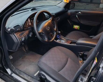 Черный Мерседес Ц-Класс, объемом двигателя 2.2 л и пробегом 302 тыс. км за 3500 $, фото 2 на Automoto.ua