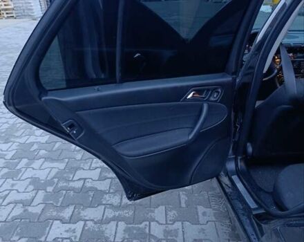 Черный Мерседес Ц-Класс, объемом двигателя 2.2 л и пробегом 302 тыс. км за 3500 $, фото 11 на Automoto.ua