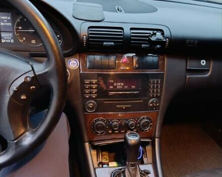 Черный Мерседес Ц-Класс, объемом двигателя 2.2 л и пробегом 302 тыс. км за 3500 $, фото 16 на Automoto.ua