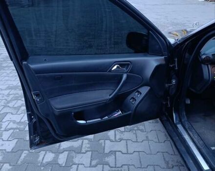 Черный Мерседес Ц-Класс, объемом двигателя 2.2 л и пробегом 302 тыс. км за 3500 $, фото 6 на Automoto.ua