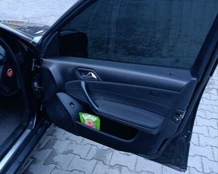 Черный Мерседес Ц-Класс, объемом двигателя 2.2 л и пробегом 302 тыс. км за 3500 $, фото 14 на Automoto.ua