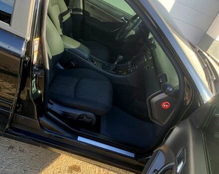 Черный Мерседес Ц-Класс, объемом двигателя 1.8 л и пробегом 350 тыс. км за 5000 $, фото 2 на Automoto.ua