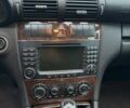 Черный Мерседес Ц-Класс, объемом двигателя 2.2 л и пробегом 272 тыс. км за 6000 $, фото 6 на Automoto.ua