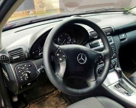 Черный Мерседес Ц-Класс, объемом двигателя 2.1 л и пробегом 460 тыс. км за 6500 $, фото 4 на Automoto.ua