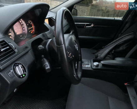Черный Мерседес Ц-Класс, объемом двигателя 2.2 л и пробегом 425 тыс. км за 8550 $, фото 16 на Automoto.ua