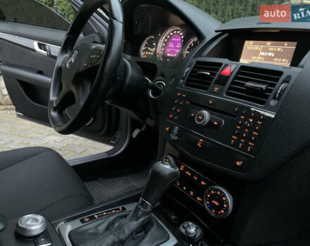 Черный Мерседес Ц-Класс, объемом двигателя 2.2 л и пробегом 425 тыс. км за 8550 $, фото 23 на Automoto.ua