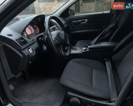 Черный Мерседес Ц-Класс, объемом двигателя 2.2 л и пробегом 425 тыс. км за 8550 $, фото 15 на Automoto.ua