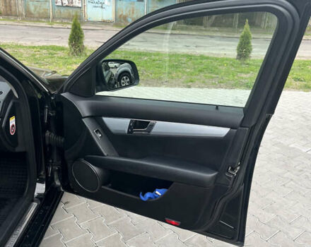 Черный Мерседес Ц-Класс, объемом двигателя 2.15 л и пробегом 260 тыс. км за 9533 $, фото 7 на Automoto.ua