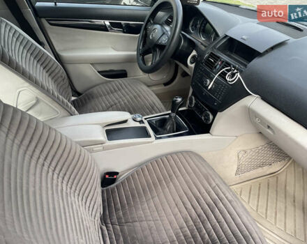 Черный Мерседес Ц-Класс, объемом двигателя 2.1 л и пробегом 294 тыс. км за 9300 $, фото 9 на Automoto.ua