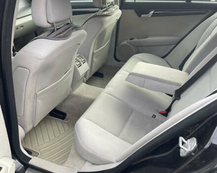 Черный Мерседес Ц-Класс, объемом двигателя 2.1 л и пробегом 294 тыс. км за 9300 $, фото 4 на Automoto.ua