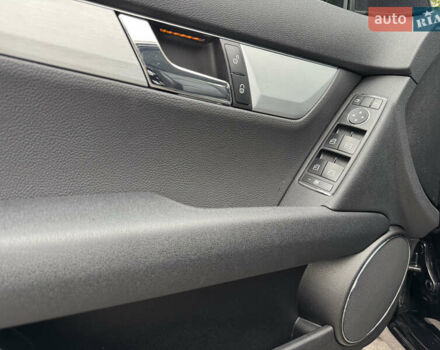 Черный Мерседес Ц-Класс, объемом двигателя 1.8 л и пробегом 201 тыс. км за 10999 $, фото 15 на Automoto.ua