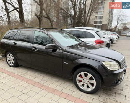 Черный Мерседес Ц-Класс, объемом двигателя 2.2 л и пробегом 326 тыс. км за 3699 $, фото 3 на Automoto.ua