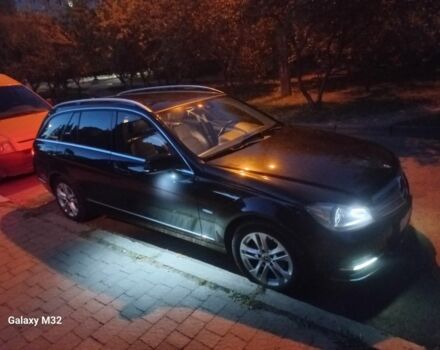 Черный Мерседес Ц-Класс, объемом двигателя 2.1 л и пробегом 328 тыс. км за 10000 $, фото 1 на Automoto.ua
