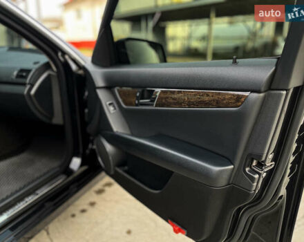 Чорний Мерседес Ц-Клас, об'ємом двигуна 2.14 л та пробігом 333 тис. км за 10650 $, фото 21 на Automoto.ua
