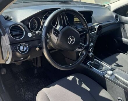 Черный Мерседес Ц-Класс, объемом двигателя 2.1 л и пробегом 360 тыс. км за 8600 $, фото 6 на Automoto.ua