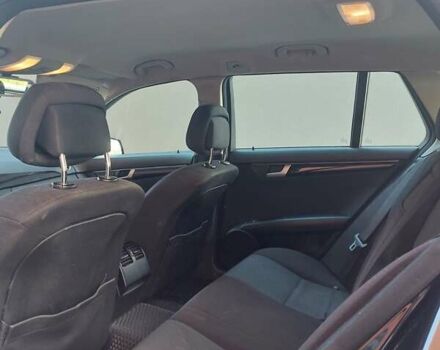 Черный Мерседес Ц-Класс, объемом двигателя 2.14 л и пробегом 300 тыс. км за 9000 $, фото 13 на Automoto.ua