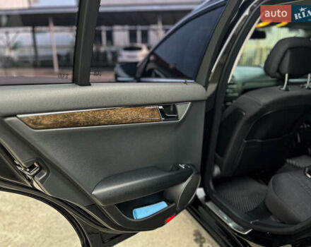 Чорний Мерседес Ц-Клас, об'ємом двигуна 2.14 л та пробігом 333 тис. км за 10650 $, фото 17 на Automoto.ua