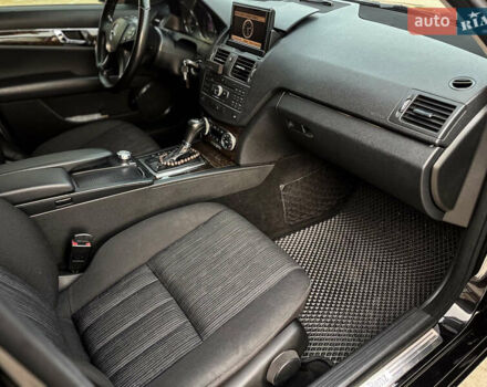 Чорний Мерседес Ц-Клас, об'ємом двигуна 2.14 л та пробігом 333 тис. км за 10650 $, фото 22 на Automoto.ua