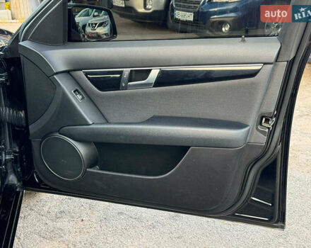 Чорний Мерседес Ц-Клас, об'ємом двигуна 2.2 л та пробігом 240 тис. км за 10000 $, фото 20 на Automoto.ua