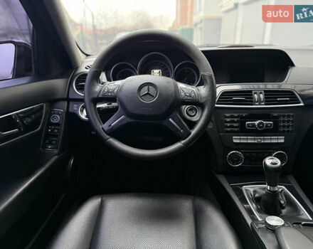 Черный Мерседес Ц-Класс, объемом двигателя 2.15 л и пробегом 261 тыс. км за 9199 $, фото 23 на Automoto.ua