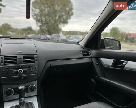 Черный Мерседес Ц-Класс, объемом двигателя 2.2 л и пробегом 245 тыс. км за 10200 $, фото 16 на Automoto.ua