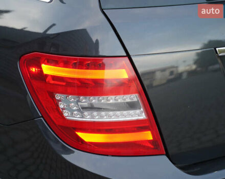 Черный Мерседес Ц-Класс, объемом двигателя 2.2 л и пробегом 357 тыс. км за 11250 $, фото 11 на Automoto.ua