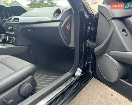 Черный Мерседес Ц-Класс, объемом двигателя 2.2 л и пробегом 289 тыс. км за 9900 $, фото 53 на Automoto.ua